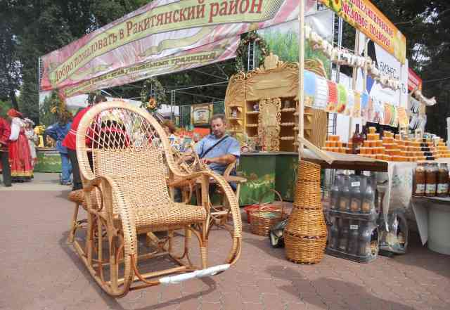 Плетеное кресло качалка